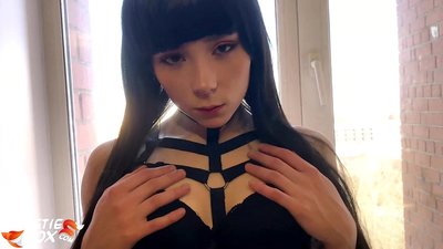 I-Brunette Eshisayo Imunca Ngokujulile futhi Ngokuzwela Efuna Imali